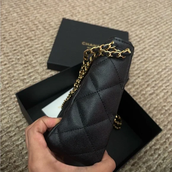 GWP Chanel gift beauty Black Quilted Shoulder Bag with Gold Chain - Picture 10 of 12